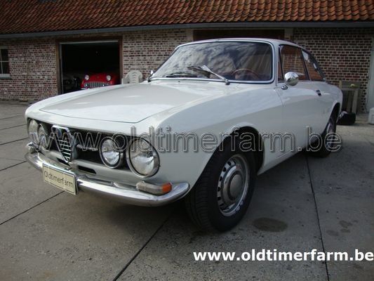 Alfa Romeo 1750_Sprint_GT_(Veloce) (1968)
